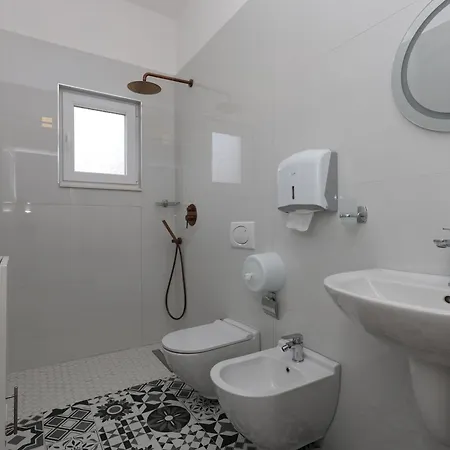 Baza - Swimming Pool * Berat