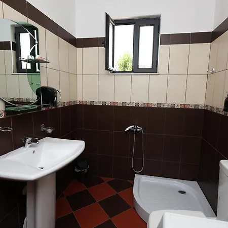 Baza - Swimming Pool Hostel Berat