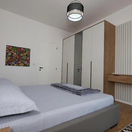 Baza - Swimming Pool Hostel Berat