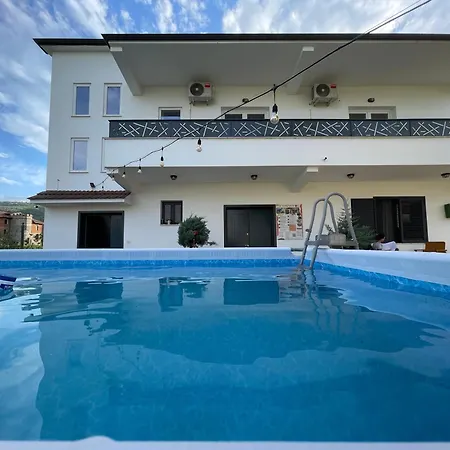 Baza - Swimming Pool Auberge de jeunesse *