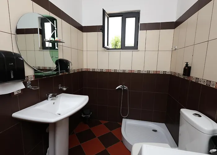 Baza - Swimming Pool Hostel Berat