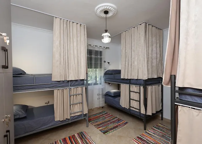 Baza - Swimming Pool Ostello Berat