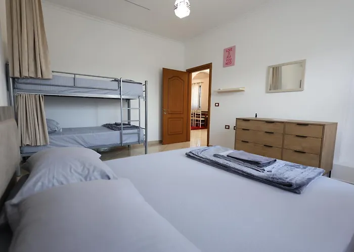 Baza - Swimming Pool Hostel Berat