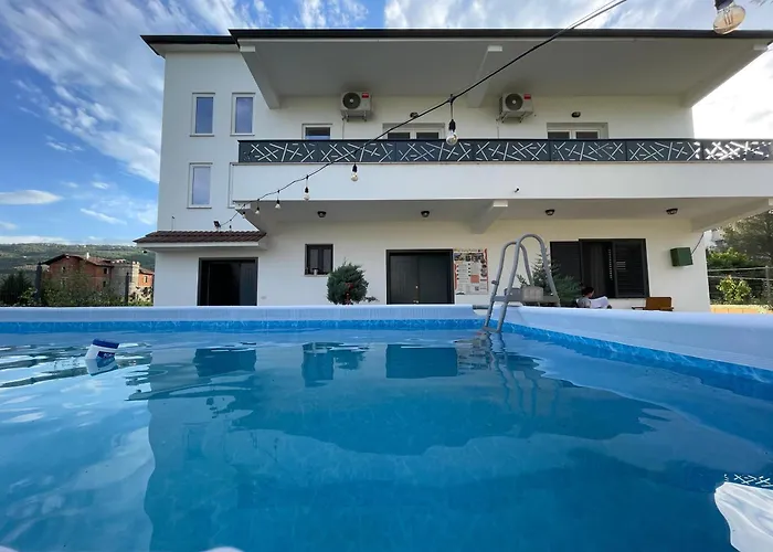 Baza - Swimming Pool Ostello *